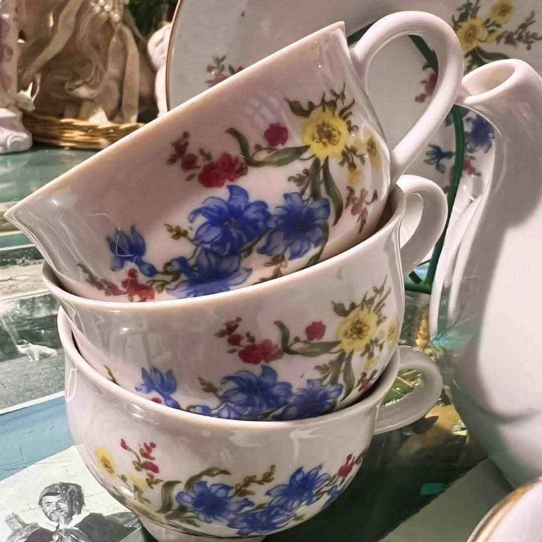 🌻 Vintage Henneberg Floral GDR (East Germany) Tea Set with Gold Rims - In Good Condition
​Set Includes:
​3 Large Tea Cups ☕
​3 Matching Saucers (Size: 20 cm) 🍽️
​1 Teapot (with Lid) 🫖
​1 Creamer / Milk Pitcher 🥛
​Important Notes:
​📸 Please review the photos carefully as they form part of the description.
​📦 Shipping: Available to all governorates.
​✉️ For price and serious inquiries: Please feel free to send a direct message. الاسكندرية, مصر


**إذا كنت صاحب هذا الإعلان وتريد حذفه لأي سبب، رجاءا أرسل رسالة إلى الدعم الفني**