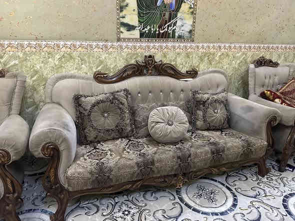 السلام عليكم تخم تركي ١٠ مقاعد خشب زان   للبيع سعر ٦٠٠ ألف وبيه مجال بغداد رئاسة معلمين  ***********
