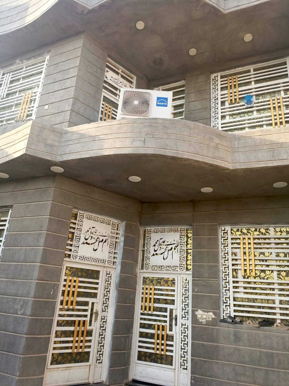 السلام عليكم دار للبيع المساحه 210 متر طابقين الطابق الاول يتكون من غرفتين نوم وصاله ومطبخ واستقبال وصحيات داخليه وخارجيه الطابق الثاني يتكون من غرفتين نوم وصاله العنوان حي العسكري الصدر الثالث شارع 30 على الشارع العام توجد كافة الخدمات للاستفسار الاتصال على الرقم ***********
