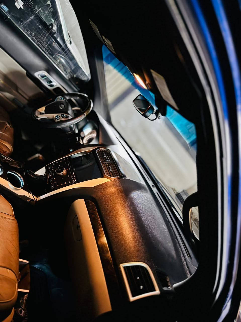 السلام عليكم فورد اكسبلور موديل 11.وارد خليجي حادثه جاملغ خلفي والباب الخلفي مصبوغه الصفحه كامله . مكينه بالجيس  كير كفاله جديد  مواصفات فول  عدا الفتحه  رقم اربيل بأسمي تحويل مباشر السعر 122..***********.
