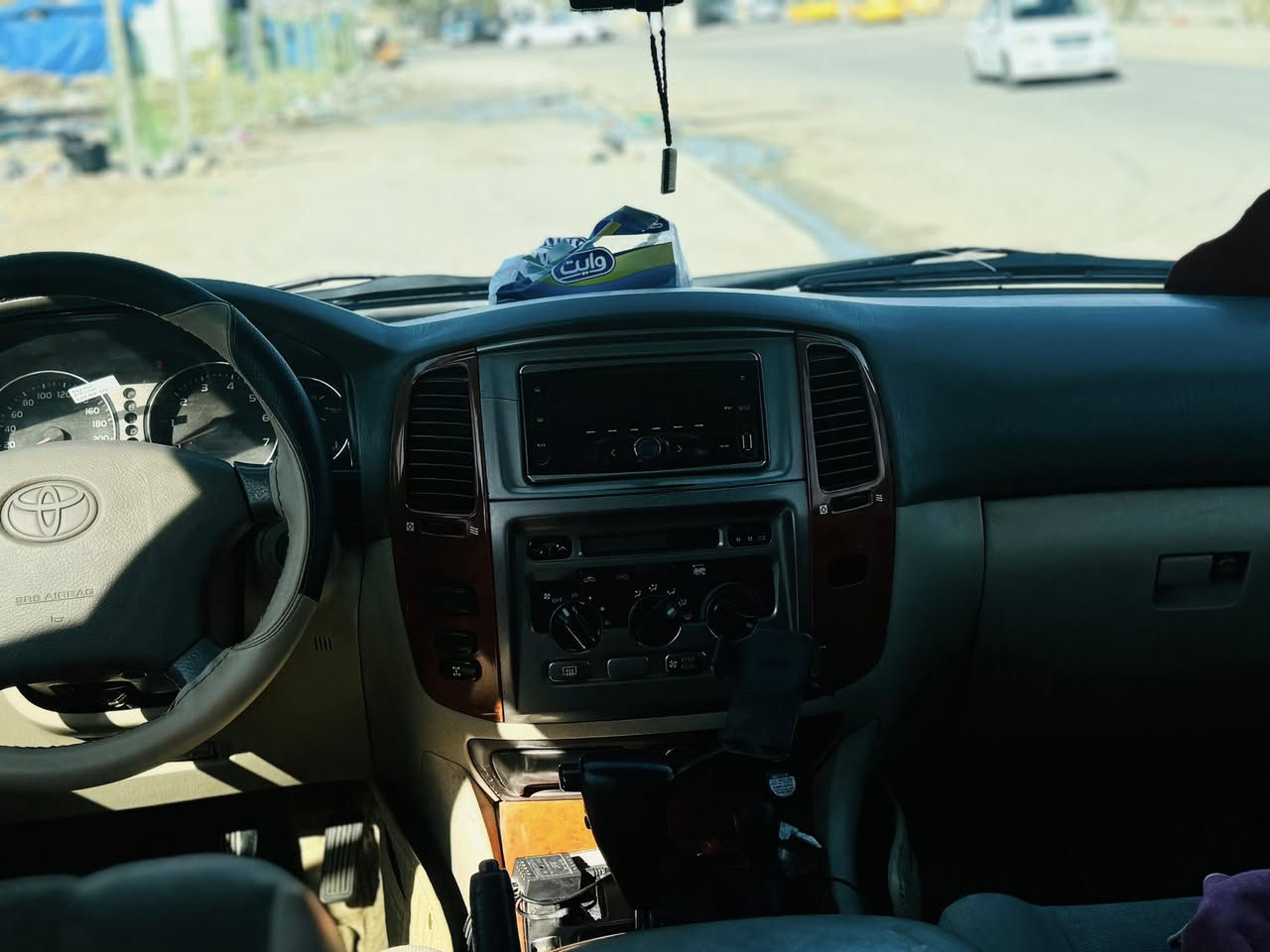 السلام عليكم لاند كروز للبيع 2007 السياره جديده كير مكينه كفاله عامه تخم تاير جديد تبريد ثلج تفئه شغاله بيه منضومه غاز السياره جاهزه ما تصرف عليه ربع رقم شمالي سليمانيه بسمي بيه اربع قطع صبغ السعر 175وبيه مجال مكان السياره بغداد البياع رقم الهاتف ***********
