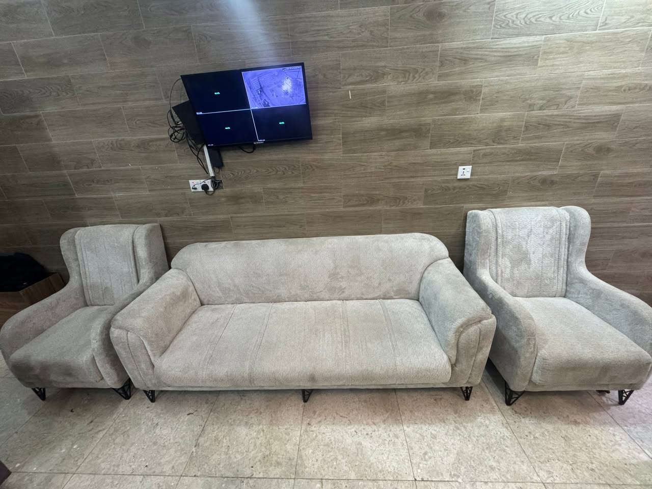 نص تخم 5 مقاعد غير مستخدم رجل التخم حديد وليس بلاستك لون كريمي  المكان شارع فلسطين 
***********
