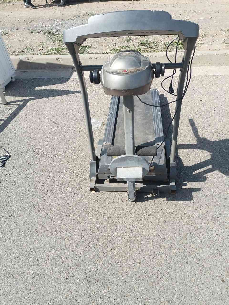 سلام عليكم
مكلف بالنشر 
جهاز جري أو ركض كهربائي بالشرط كله شغال شاشة زر تحكم سرعة مكان حي العروبة السعر 100 وبي مجال اتصل 
***********
