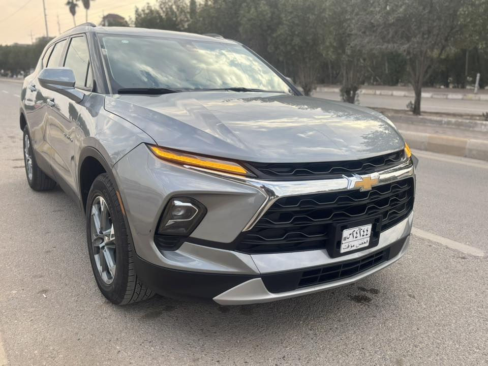 وينه اليدور جديد#سعر ٢٢٠ بيها مجال  
 شيفروليه بليزر ٢٠٢٤ الأمريكية الجديدة كلياً في العمارة! موجودة رقم بغداد 
‎🔥  تجمع بين الأناقة الأمريكية والقوة والاعتمادية؟ وصلت شيفروليه بليزر موديل ٢٠٢٤بلونها البحري المميز لتلبي طموحك!

المواصفات الرئيسية:
* الموديل: ٢٠٢٤ وارد أمريكي 🇺🇸
* الحالة: مكفولة كفالة عامة من الصبغ والتبديل (ما عدا بارد خفيف موضح). السيارة على وضع الشركة تماماً!
* المحرك: ٢٠٠٠ سي سي ٤ سلندر تيربو - قوة وأداء عالي.
* اللون: بحري مميز وجذاب.

التقنيات والميزات:
* أنظمة الأمان: رادار أمامي للحفاظ على المسافة.
* الراحة: تحكم ستيرن كامل، كشن كهربائي مريح.
* التكنولوجيا: كاميرا دوارة، شاشة أعطال، وخدمة كار بلي (Apple CarPlay) للربط بالهاتف.
‎السيارة جاهزة للقيادة ولا تحتاج لأي مصروف
للاستفسار ***********
*********** 
ميسان العمارة حي المعلمين الجديد .
