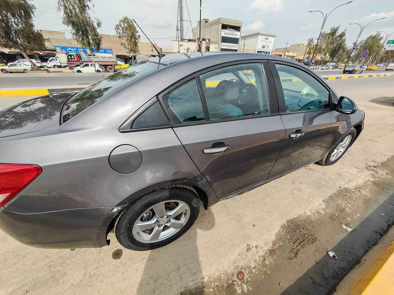 السلام عليكم 
شوفرليت كروز 2013 LT خليجي 
مثبت سرعة 
قفل مركزي 
بصمة 
تبريد وتدفئة شغال 
كير اوتو 
محرك شرط 
صبغ ومعجون جاملغ الامامي جهة النفر 
وباب النفر رش فقط
سعر 80 وبيها مجال 
***********
***********
