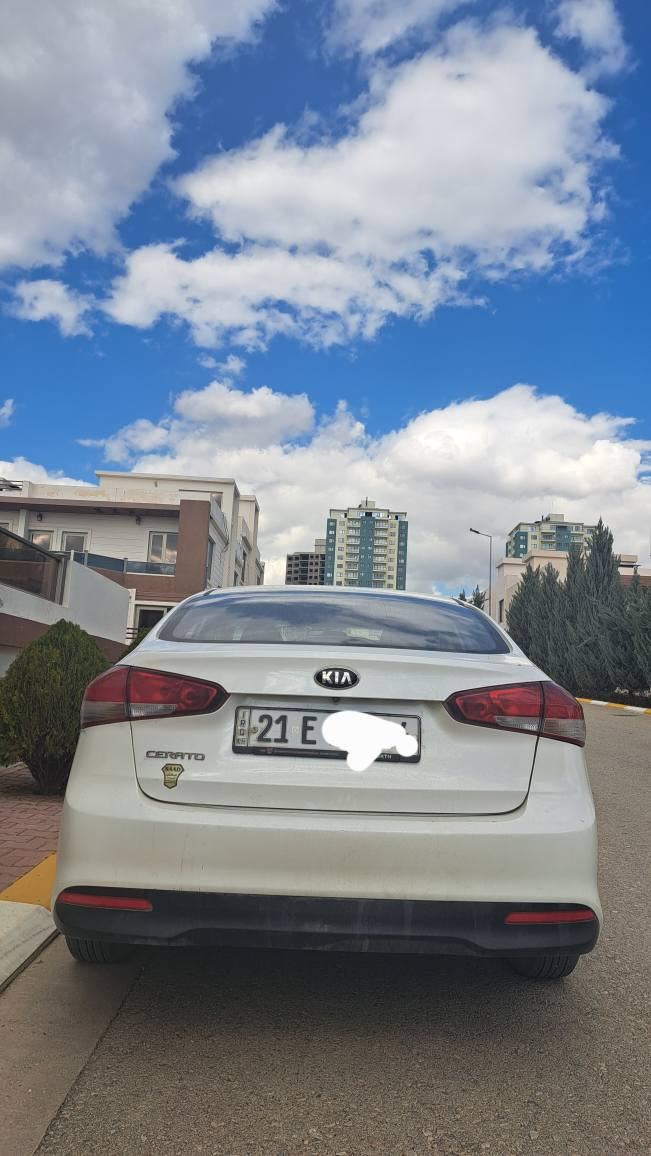 کیا سیراتۆ 2017

گێر و مەکینە و هەمووشتێکی بەشەرت
بۆیاغی نیە
90000 كم رۆیشتوە 
تا ئێستا تایەی سپێری دانەگیراوە
جانتای فریاگوزاری سەرەتایی و دەلیل و کەتەلۆکی سەیارەکەی لەگەڵە کە هەمووی هی شەریکەیە تا ئێستا ماوەتەوە

نرخی ١٢٥
*********** السليمانية, العراق
