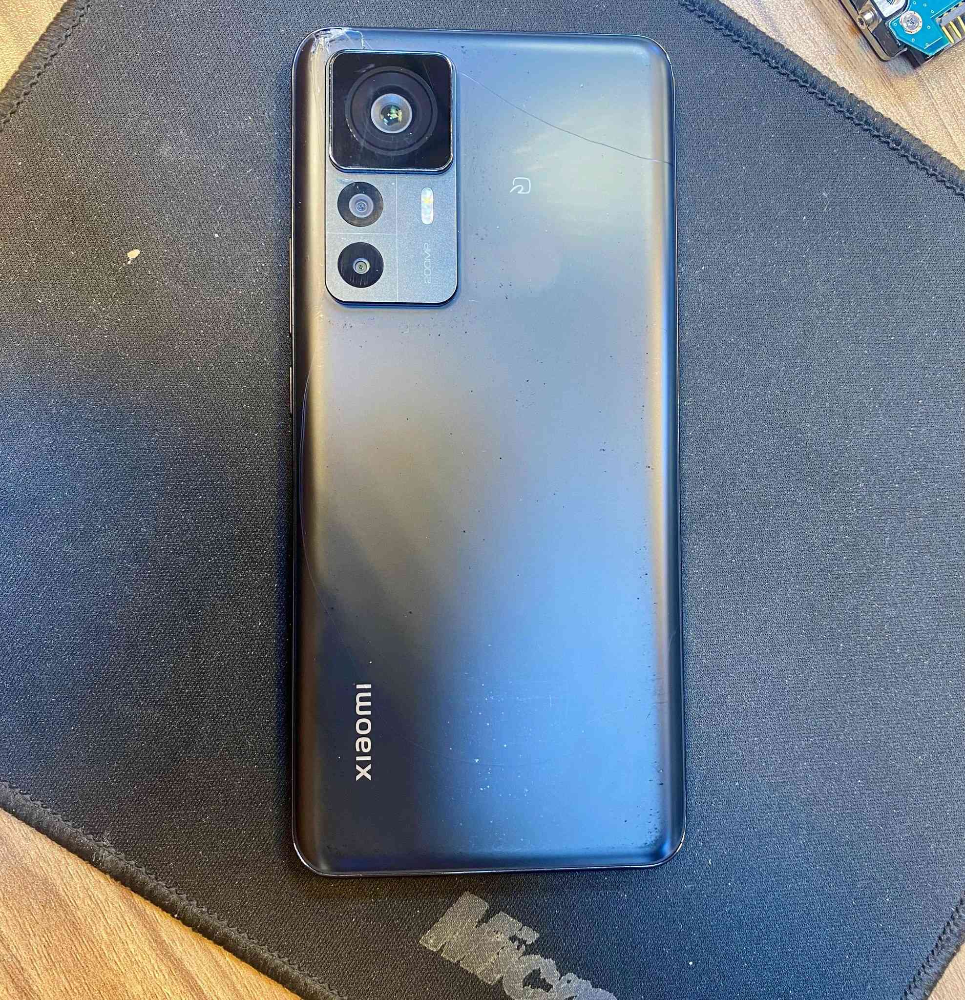 للبيع او المراوس مع ايفون
هاتف Xiaomi 12T Pro 

بيه فطر جدا بسيط بالظهر فقط 

بدون ملحقات 

نسخة يابانية تك شريحة 

عربي بلكامل 

معالج Snapdragon 8 Gen 1 

ذاكرة التخزين 256 جيجا 

ذاكرة الوصول العشوائي 12 جيجا 

مواصفات الشاشة 

​النوع: AMOLED (تطلق عليها شاومي CrystalRes AMOLED).

​الحجم: 6.67 إنش.

​الدقة: 1220 × 2712 بكسل (جودة +1.5K)، وهي دقة وسطية توازن بين وضوح الـ WQHD وتوفير طاقة الـ FHD.

​كثافة البكسلات: 446 بكسل لكل إنش.

​معدل التحديث: 120 هرتز (يدعم ميزة AdaptiveSync للتنقل التلقائي بين 30/60/90/120 هرتز لتوفير البطارية).

​معدل استجابة اللمس: يصل إلى 480 هرتز (مثالي للألعاب).

مكاني بغداد الاعظمية 

السعر 200 الف مجال بسيط جدا
