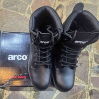 بوت عسكري تصفية وفيه ودرع حماية وخفيف الوزن ابيع كل الكمية عندي ٢٠٠ قط...