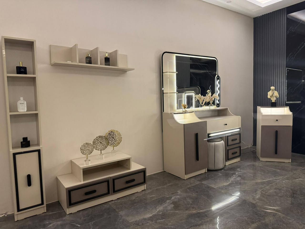 *موديل   قدر   المودرن*

*11 قطع             كنتور مع ملحق 335 متر*

*- ضهر بلوك*

*- برغي وچوي حديد** 

*سرير مخزن جك*

*صبغ حراري*

(مليونيين ونص 
للحجز واتساب واتصال ***********
