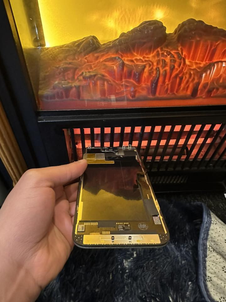 سلام عليكم 
شاشه ايفون 14 برو ماكس وكاله 120 هرتز 
شرط الوان والمس مابيها سواد شاشه وفريمها كلش ناصي باقيه اخر قطعه عليه عرض سعره ١٤٠ قفل الشراي يدخلي واتساب  ***********
