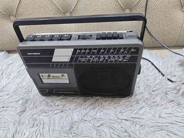 مسجل راديو بلاديوم. لماني. موديل قديم. راديو اف ام كامل ثلاث موجات. كهرباء 220 بطاريات. حجم وسط عدد 4 مكاني سماوه. باله جهاز. شغال على. بلاد. ولا غلطه تقديم وتاخير كله شغال ***********
