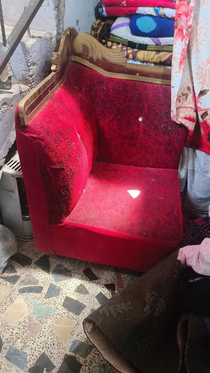 عندي هاذ ديوان نضافه ٩٥ بل ١٠٠ مستعجل ع بيعته لان عندي بنيان ٦ قطع عنواني ام الكبر *********** واساب فقط
