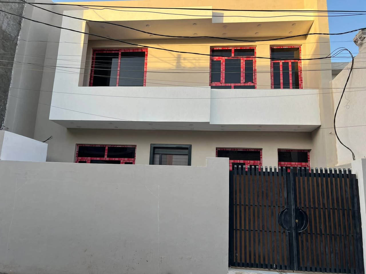 بيت للبيع مساحه150 متر طابقين 4 غرف نوم 3 حمامات بناء مودرن  حديث زيرو غير مسكون. السلطان الرابع قرب المدارس 
***********
