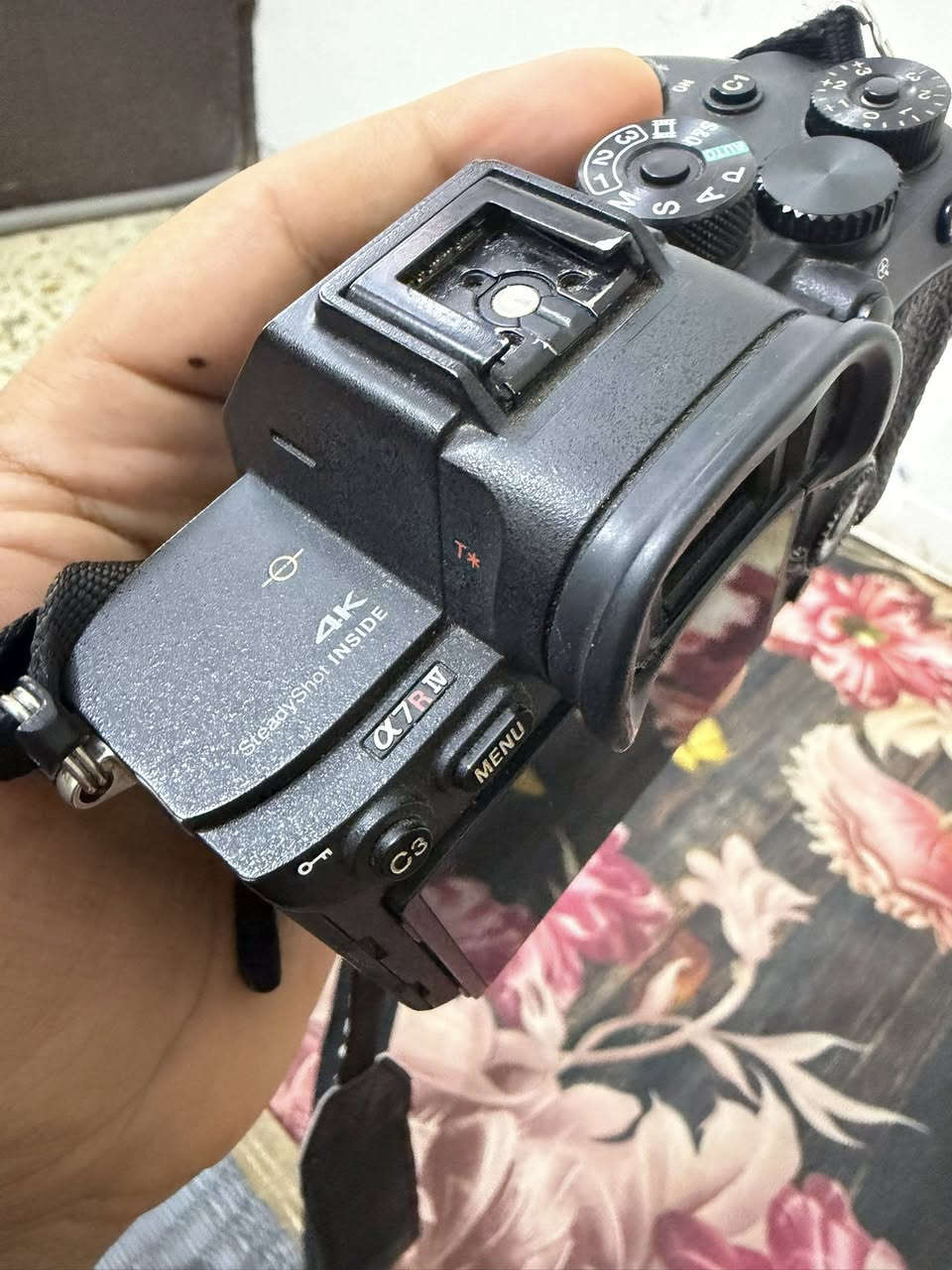 كاميرا sony R iv للبيع بدي فقط 
عداد الشتر ٨٢ الف 
نظافه ٩٥٪؜
ملحقات شاحنه اصليه وبطارية اصلية 
مداخله تصليح نهائيا 
السعر مليون و ٩٥٠ الف 
بي مجال بسيط 
بغداد حي البتول ***********
