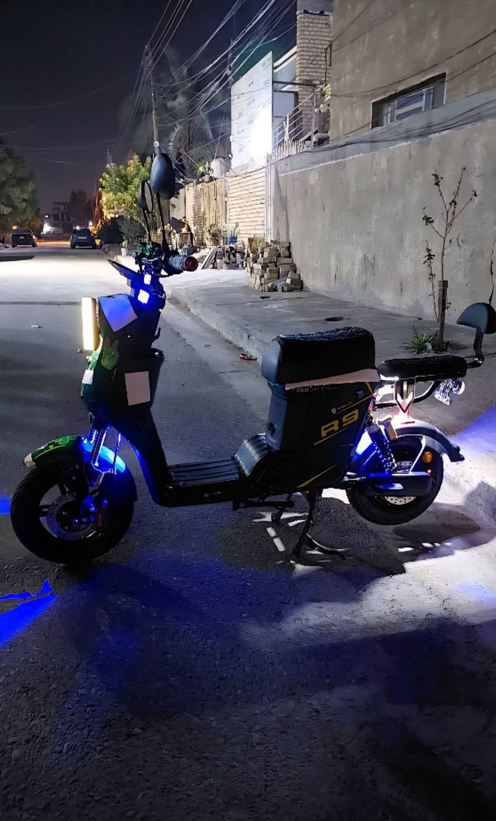 اسلام عليكم 
دراجة R9 
للبيع✅️
مواصفاتها✅️
موديل2025✅️
5بطاريات💯
لون زيتوني💯
شركة ويلي💯
نضافة 100 💯 
تاير جوبلس✅️
اشاير يمنة يسرة ودبل اشارة✅️
ابلوتوث ✅️
شاشة ايباد✅️
ابريك هايدروليك💯
اكلوب عالي ناصي💯
نضامR💯
تحتوي على سلة ومراية💯 
السعر 550وبيها مجال بصيط✅️
للإستفسار الاتصال على رقم ***********
