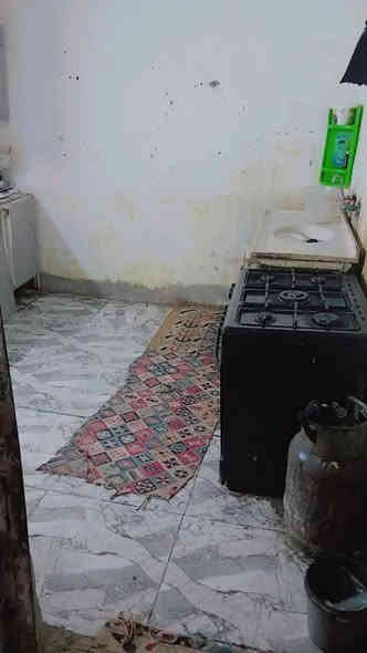 السلام عليكم حبايب قلبي عندي بيت 100 متر مربع راعي غرفه 6 × 4 + صاله اربعه بثلاثه ونص زائد مطبخ واستقبال وممر وصحيات خارجيه وسعر البيت 18 مليون وبالمجال للشراي قرب سيد عوده على الشارع 300 ال حمد قرب سيد عوده متر ركن مايو كهرباء خطين مراوس باي بيت زراعي اخوكم ابو مهدي رائد ***********////0780152866
