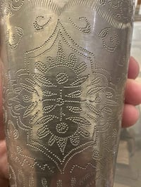 القطعة هي كوب "لاسي" (Lassi Cup) تقليدي، وهو نوع من الأكواب المنتشرة ف...