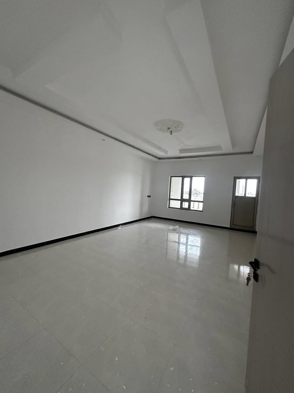 السلام عليكم بيت للبيع الديوم منطقه ال 12الاف من افضل مناطق الديوم مساحه البيت 300متر واجه 10نزال 30 قرب المدارس والسوك شارع البيت 30 متر تبليط 
للستفسار الاتصال 
***********
