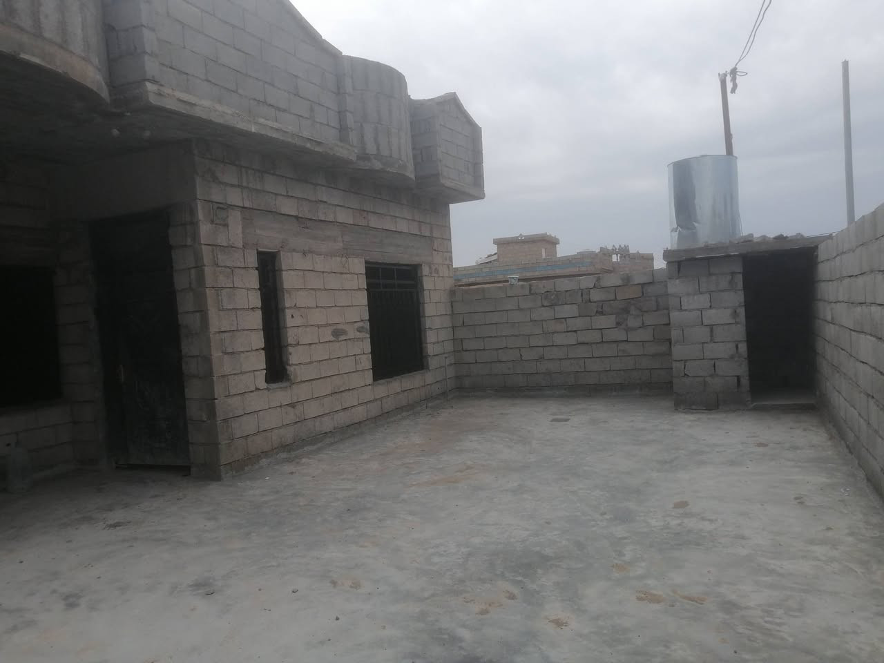 هيكل للبيع بالعيثات حي السلام بنهاية شارع العسرات مساحة القطعه216واجه12عمق18 الهيكل صاير ركن يتكون من ربعه الطول 8+العرض 4+هول الطول6+العرض3+غرفتين نوم الطول5ونص+العرض3ونص+مطبخ4+4
+حمام داخلي مع درج+بيتونه4+4

  واصل ماء تأسيس دفن مجاري مصبوب صبه ناعمه العايزو لبخ داخل وخارج فقط السعر 26وبي مجال حك جيتك 
الشراي ***********
