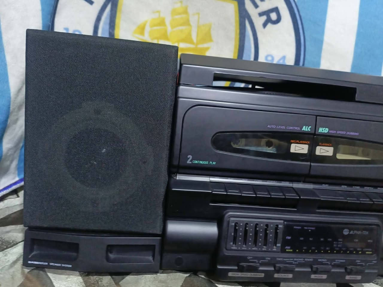 بيع 
جهاز مشترك_مسجل+راديو+اسطوانه
مسجل دبل كاسيت*راديو موجتين FM.am. صيني المنشأ مصدر لدول أوربا..دخول عن طريق الباله للعراق الجهاز استخدام قليل جدا مع الكارتون الاصلي* شغال بكل محتوياته* سماعات منفصله* لوك شركه ما مفتوح نهائيا
للأستفسار * ************ السعر ٧٥ الف شامل التوصيل
