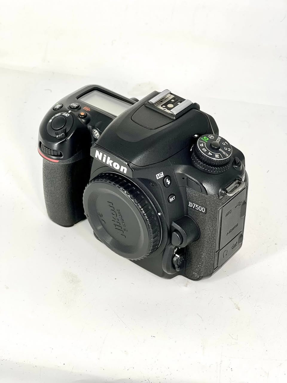 السلام عليكم 7500 نضيفه جدا مع كارتون مع جميع الملحقات الشركه .سعرها 800 وبيها مجال بسيط لليشتري .*********** او خاص
