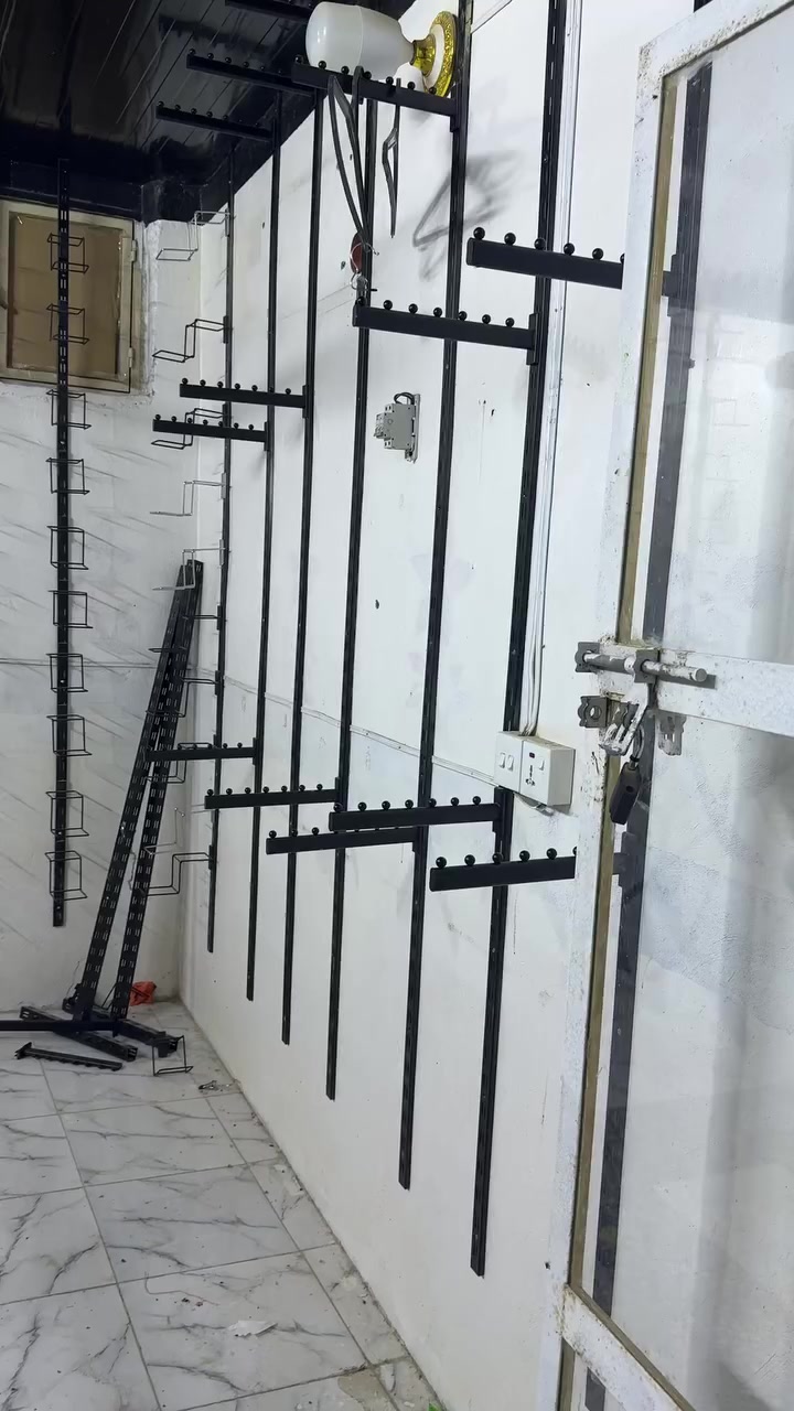 سلام عليكم للبيع شلع جدد ستخدام شهر وتعزل المحل رقم هاتف ***********
