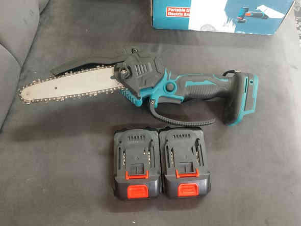 جديد ما مستعمل
للبيع كوسرة شحن مع بطاريات عدد 2 و منشار خشب شحن مع بطاريات عدد 2
السعر 50 الف قفل 
يوجد توصيل داخل بسماية 
للاتصال ***********
