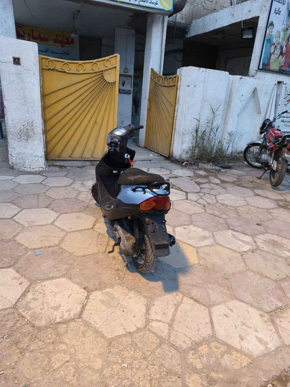 اسلام عليكم دراجة تسعة دراجة جديدة محرك رمبة تأير امامي خلفي جديد دبلات جدد دراجة حلوة ونضيف  كهربائيات شغالة اشاير لايت  هورن شغال دراجة ماعوزهة شي  العنوان ميسان قطاع 28 قرب عيادة اثيكا  الرقم(***********)متواجد
