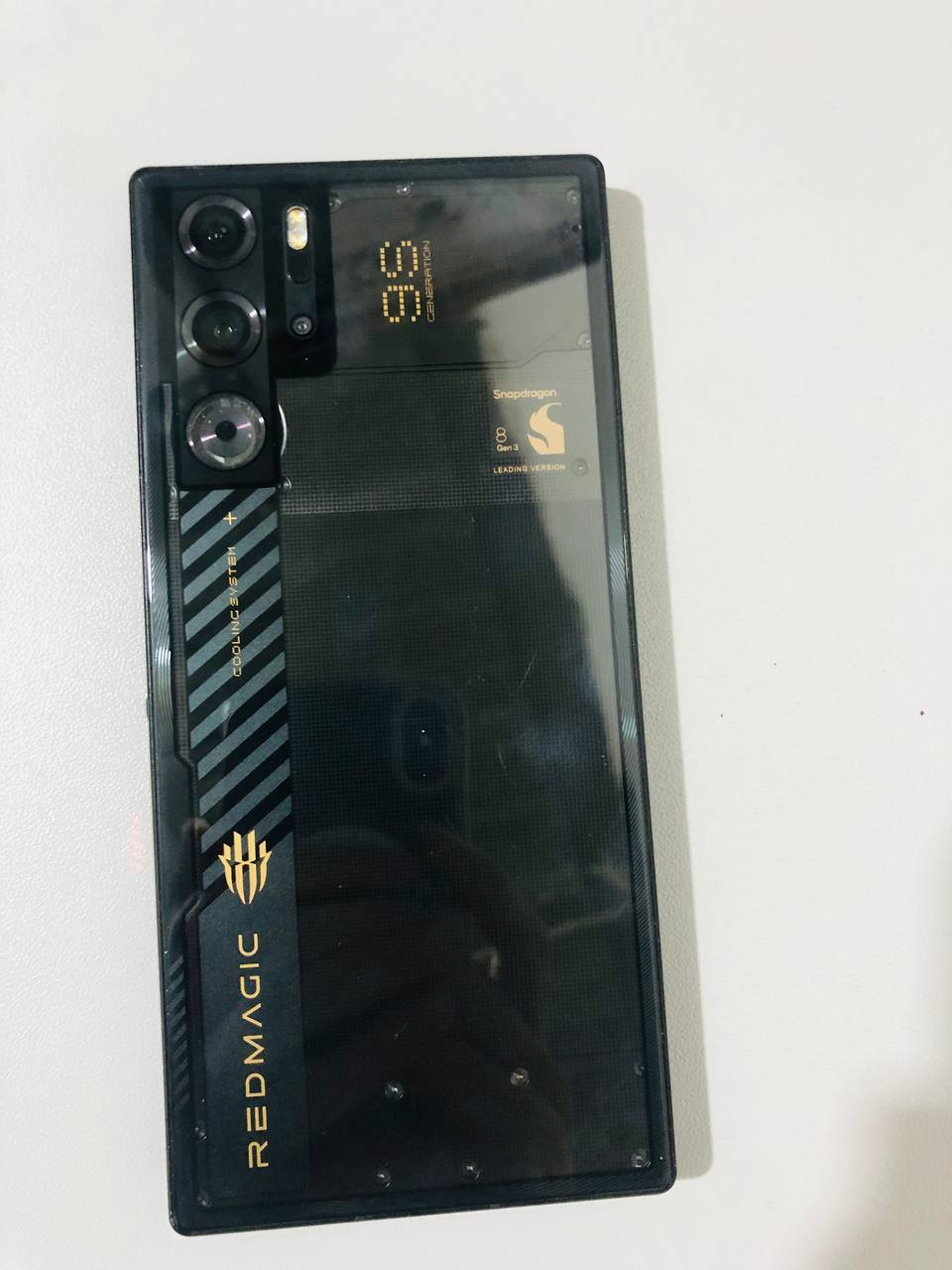 السلام عليكم RedMagic 9S Pro
🔹 المعالج (CPU): Snapdragon 8 Gen 3 Leading Version – أقوى نسخة من شريحة Snapdragon 8 Gen3 (بتردد يصل حتى ~3.4 GHz) مع وحدة GPU Adreno قوية لتجربة ألعاب ممتازة 

🔹 RAM 12GB + 16GB 
ذاكرة تخزين 512

🔋 بطارية ضخمة 6500 mAh
⚡ دعم شحن سريع 80 W (يشحن البطارية بالكامل بوقت قصير)

كامرة 50 MP رئيسية + 50 MP ثانوية + 2 MP
📸 أمامية: 16 MP تحت الشاشة (Under-Display).

🎮 ميزات الألعاب
🔥 نظام تبريد متقدم (مروحة عالية السرعة + توصيل حرارة ممتاز)
🔥 أزرار لمس على الكتف بسرعة 520 Hz
🔥 إضاءة RGB قابلة للتخصيص
🔥 منفذ USB-C وفتحة سماعة 3.5 mm

جهاز نضافة 1/1 ملحقات كڤر + شاحنة 
قيم السعر وموجود توصيل


**إذا كنت صاحب هذا الإعلان وتريد حذفه لأي سبب، رجاءا أرسل رسالة إلى الدعم الفني**