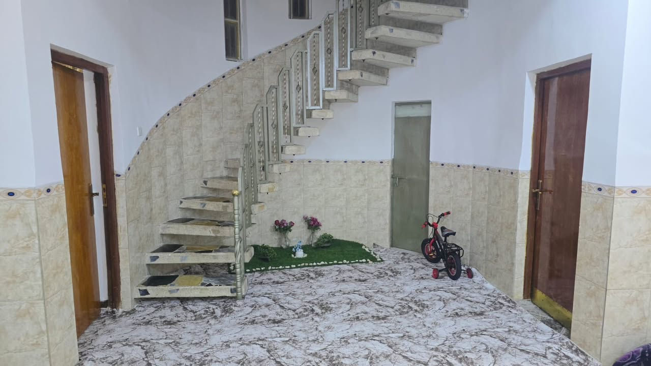 بيت في حي الحكم مقابيل مدرسه الحبوبي اوجامع ضياء الصالحين المساحه ٢٧٠ متر ركن شارع 20 متر على شارعين يتكون من ٢ غرف نوم وغرفه ثالثه سويت ومطبخ حار بارد وبراني وصاله كبيره وصحيات داخليه وخارجيه مع محل وكراج سيارة 🚗 وحديقه واسعه وطارمه أيضا للاستفسار مراسلة الصفحة او على الرقم ***********
ملاحظة (نستقبل كافة العروض العقارية)
