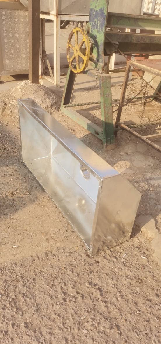 متوفر بوجه مطعم طول متر وعشرين عرض 60 سم بسعر مناسب *********** للحجز واتساب او مراسله الصفحه براغي مع جوي مع الواشرات موجوده ويه البوجه وبيه فتحه للصاروخيه قياس سته انج
