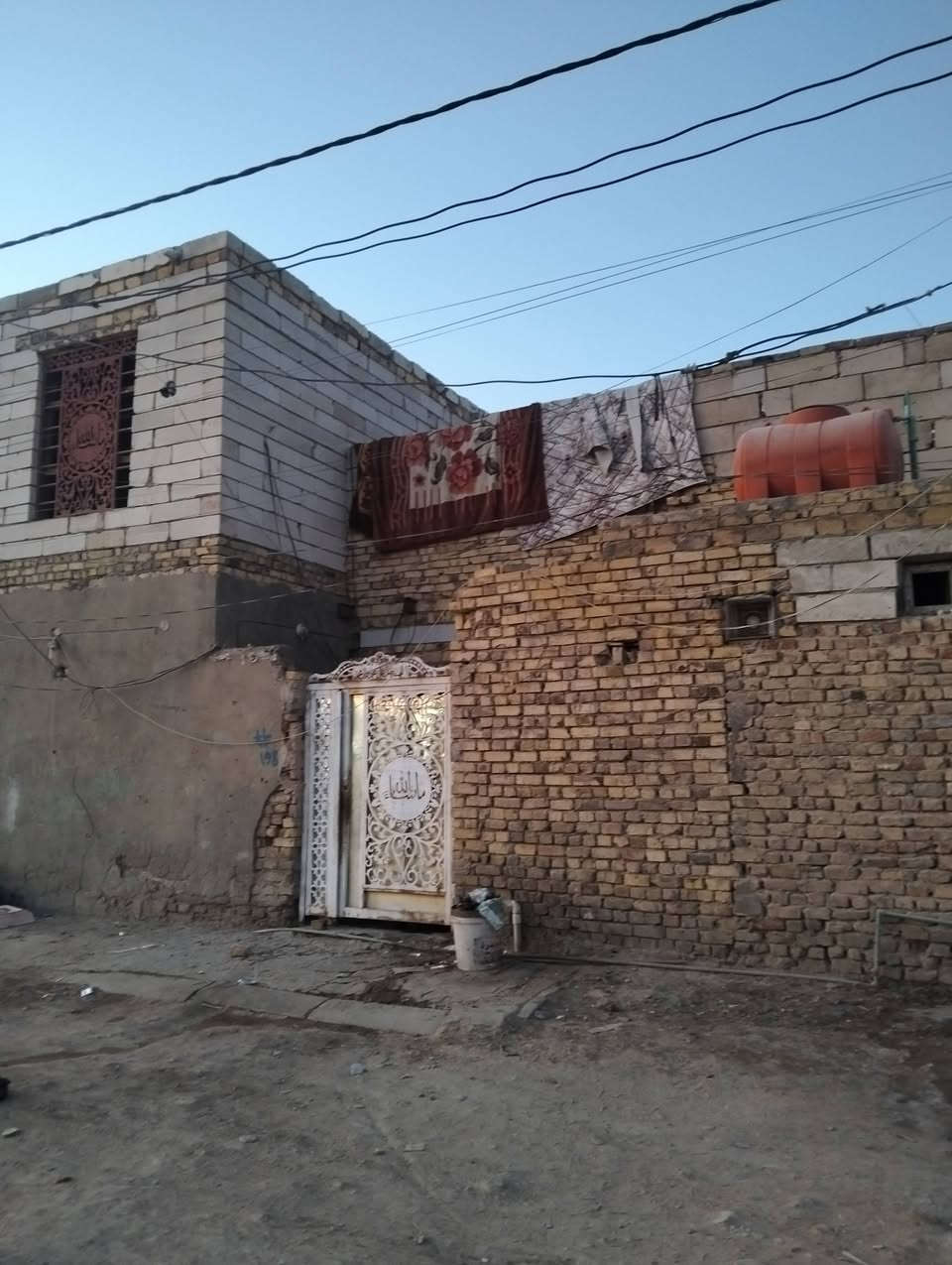 سلام عليكم بيت البيع مساحه 100 ركن  باقي تفاصيل تصال عل رقم ***********
