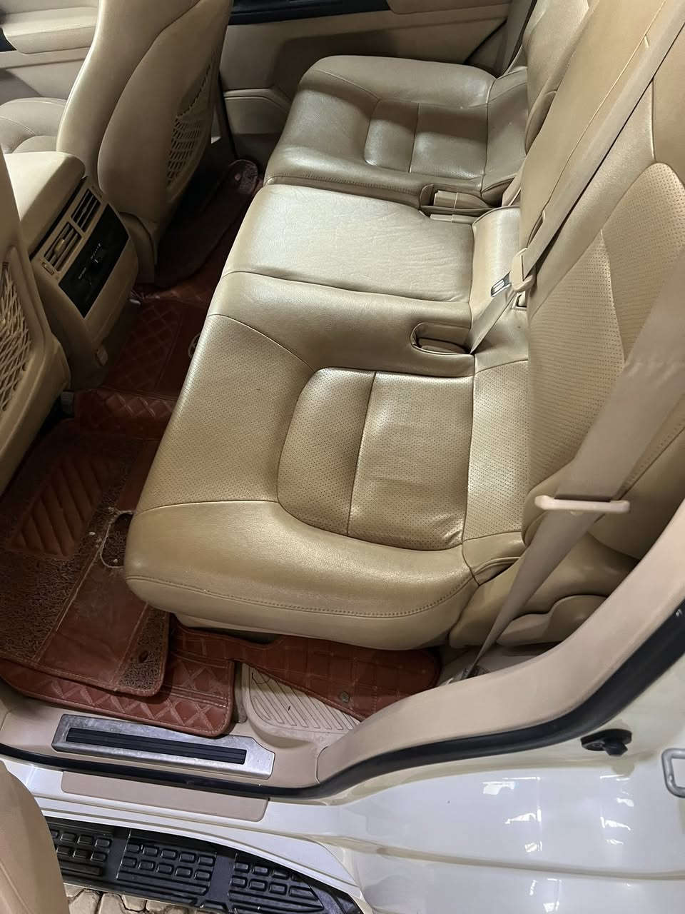 السلام عليكم للبيع لاندكروز 2014 بريم اصل مكفوله من البارد الصبغ رقم بغدادبأسمي  سعرها 420 او بيه مجال اتصال ***********
