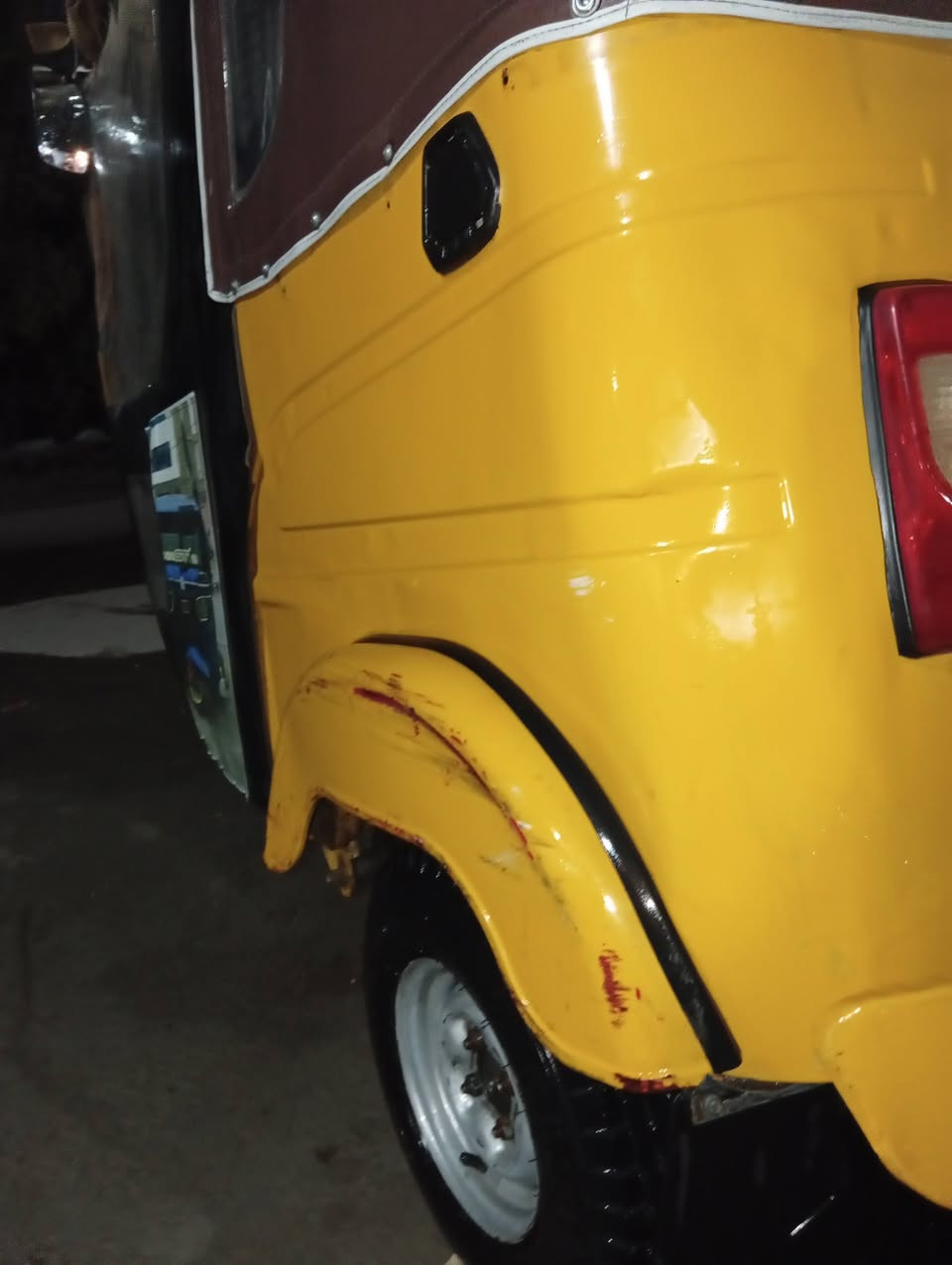 تكتك 21كفله عامه بيه ضربه خفيفه اوراق كمله ومكينه لا مفتوحه ولامجفته كلشي جديد دخم تاير جديد سعره 6250وبيه مجل تعل وتلل ***********مكان العبيدي شرع عشرين
