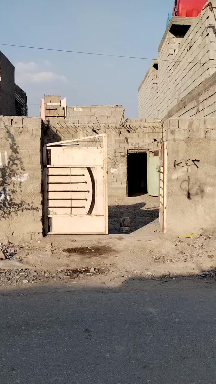 بيت للبيع نهاية شارع المصرف قرب شبكة ابو اسماعيل على اليسار 
البيت يحتاجلة ترميم وترتيب مثل ما موضح بالفيديو 
المساحة 120  الواجهه 7 
 لمعرفة السعر الرقم »  ***********   وبسعر مناسب جدا .
شارع تبليط ماء مجاري خدمات متوفرة
