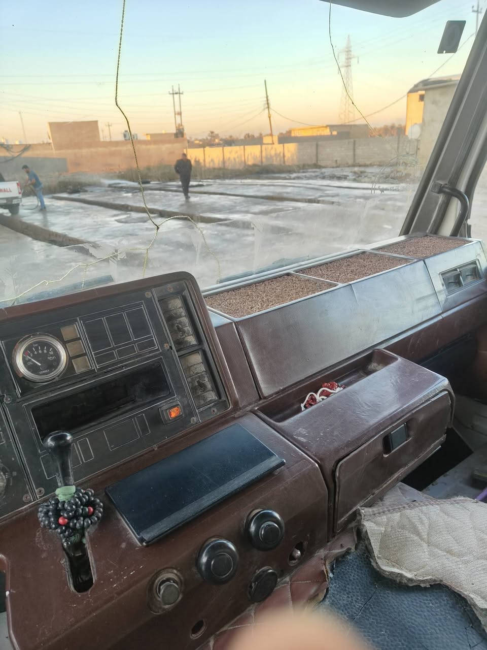 السلام عليكم سياره سكانيا 112سياره جاهزه ما ناقصهه برغي بسمي تحويل ثاني يوم للاستفسار رقم الهاتف*********** غير متواجد عل الخاص
