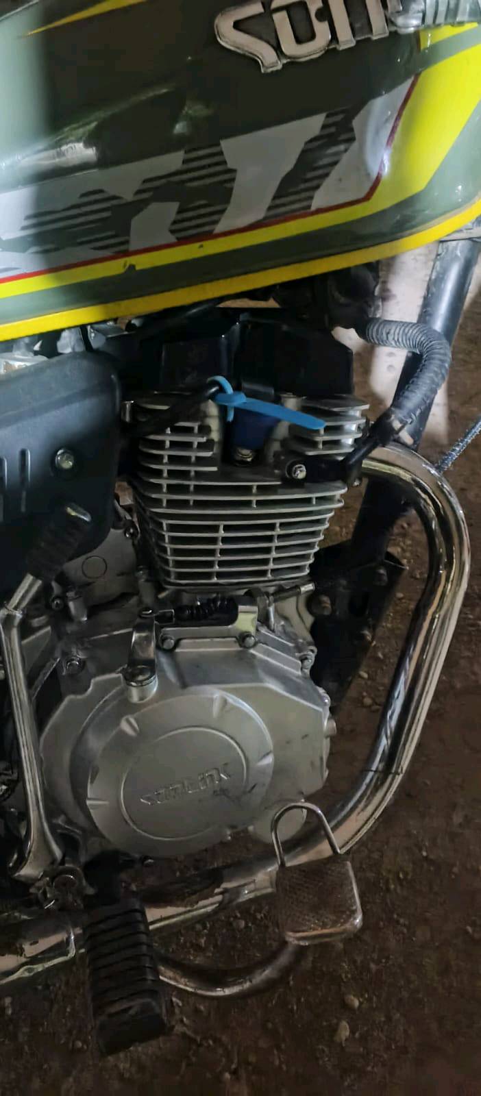 هذه دراجة نارية موديل GT150، بحالة جيدة جداً ومناسبة للتوصيل أو التنقل اليومي. محرك قوي ومُعزز بضوء أمامي قوي للتنقل الليلي. علبة تخزين كبيرة مثبتة في الخلف لتسهيل حمل الأغراض. الدراجة مثالية للطرق الممهدة والوعرة. السعر قابل للتفاوض، والاتصال للجادين فقط.