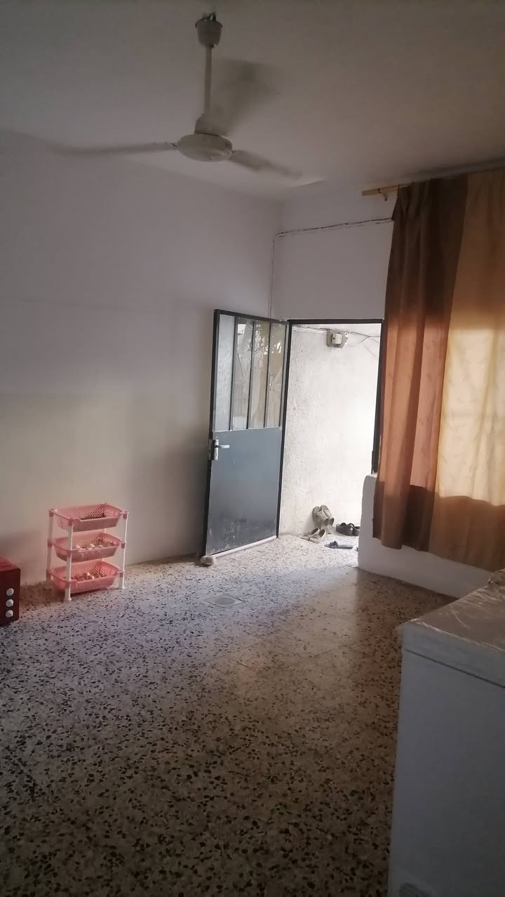 السلام عليكم بيت للبيع 
حي العامل الثانية قرب جامع الزهراء
مساحة البيت 237م ركن طابق ونصف  كاشي بالاضافة الى شقة معزولة

لتفاصيل اكثر مراسلة الصفحة او الاتصال بالرقم ***********
