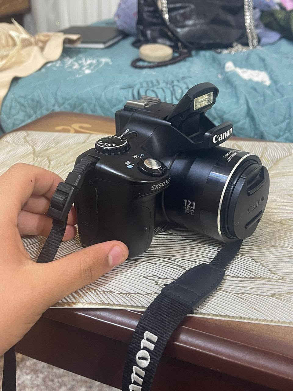 كاميرا كانون الجبارة (Canon PowerShot SX50 HS) – مو كاميرا، قناصة! 📸🔥
اللي يدور زوم خرافي، نظافة، وتصوير احترافي بقطعة وحدة، هاي الكاميرا لقطة وما تتفوت للبيع:
​زوم فلكي يجيب التايه (50x Optical Zoom): زومها دمار! تكدر تصور بي القمر بتفاصيله، وتجيبلك أبعد نقطة كدام عينك بصورة واضحة، كلش تفيد اللي يحب يصور طيور أو طبيعة.
​شاشة متحركة تفتر وياك: شاشة متحركة بكل الزوايا، تفيدك بتصوير الزوايا الصعبة، ومن جوة أو من فوك، وحتى تفيد جماعة السيلفي والفلوكات.
​دقة وتفاصيل تخبل: 12.1 ميكابكسل وحساس راقي، تنطيك ألوان نقية وصور واضحة و"شارب" (Sharp) حتى لو الإضاءة مو قوية.
​تصوير فيديو Full HD: دقة 1080p، يعني تصوير الفيديوهات للمناسبات أو الطلعات صافي وما بي أي غواش.
​مانع اهتزاز بطل: مهما زومت أو تحركت إيدك، الكاميرا بيها مانع اهتزاز قوي يثبتلك الصورة وتطلع حادة وما بيها رجفة.
​مميزات للمحترفين: الكاميرا تدعم تصوير الخام (RAW) علمود تعدل براحتك على الألوان بالفوتوشوب، وبيها أوضاع (C1 و C2) حتى تحفظ إعداداتك المفضلة وتكون جاهز بأي لحظة بدون ما تدوخ.
​حالة الكاميرا: الكاميرا كلش نظيفة ومكفولة، واستعمالها حشمة. تاخذها وتدعيلي!
السعر: [450] (وبيها مجال بسيط للشراي الجاد).


**إذا كنت صاحب هذا الإعلان وتريد حذفه لأي سبب، رجاءا أرسل رسالة إلى الدعم الفني**