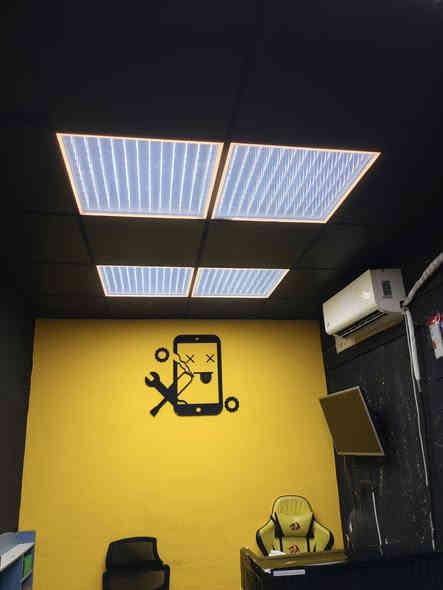 اعاده نشر بسبب وعود الكاذبه
مكتب للبيع يحتوي على ميز عدد(٢) باترينه( ١)
كراسي(٢) ديكور كامل  تريده غير موبايلات هم يصير تريده طباعه هم يصير موقع الرمادي شارع السينما فرع الاول يسار مقابيل مكتبه بغداد القرطاسيه 
ملاحظه بدون الكسورات مو وياهن 
للتواصل ***********
