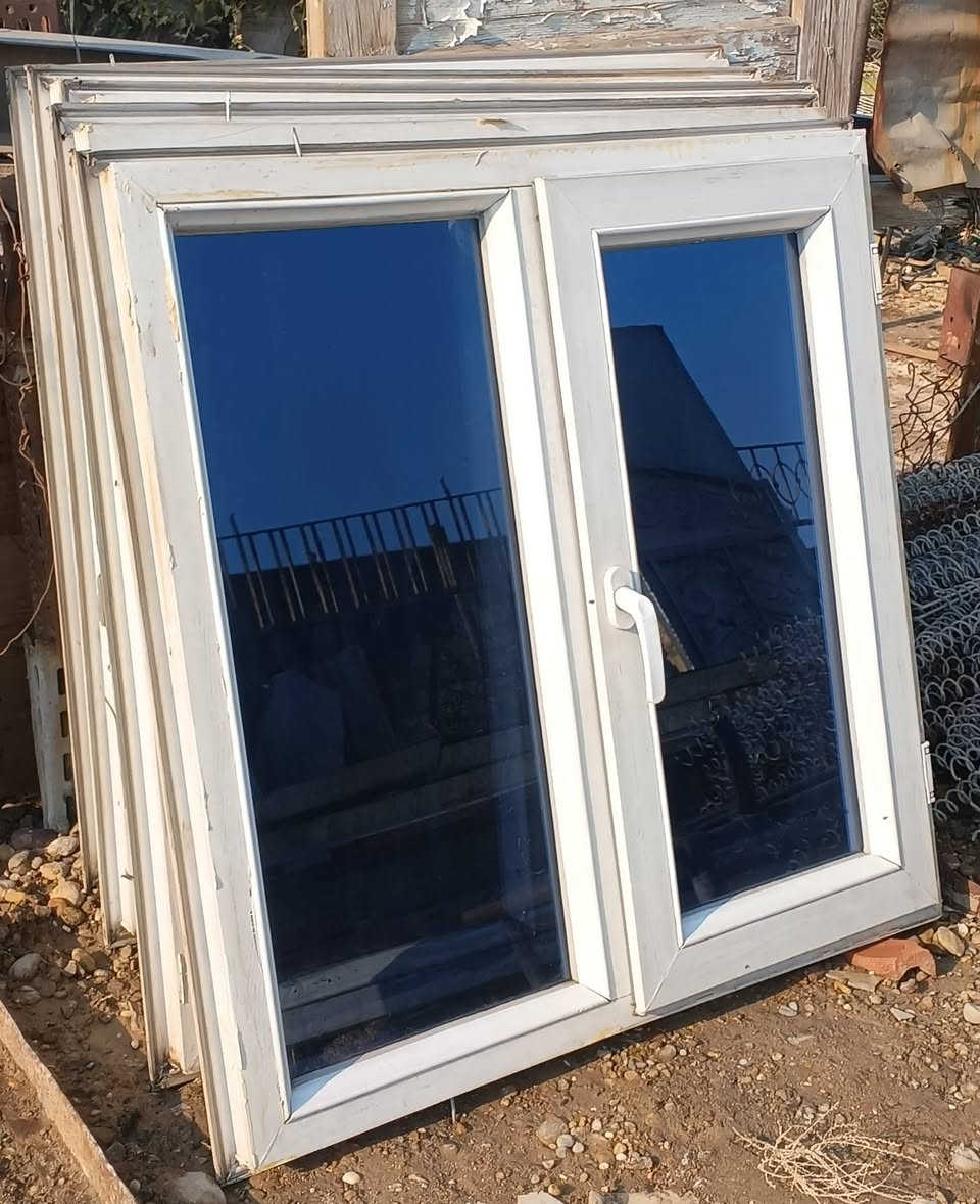 سلام عليكم شبابيك بلاستك العدد 5 بعدهن جدد متر في متر سعر الشباك 30 الف  و موجود سندويج طول 3 متر العدد 6 بيهن زروف براغي بس ما مزروفه بس طبقه الوله سعر القطعه ب 25 مكاني بغداد مدينة ***********
