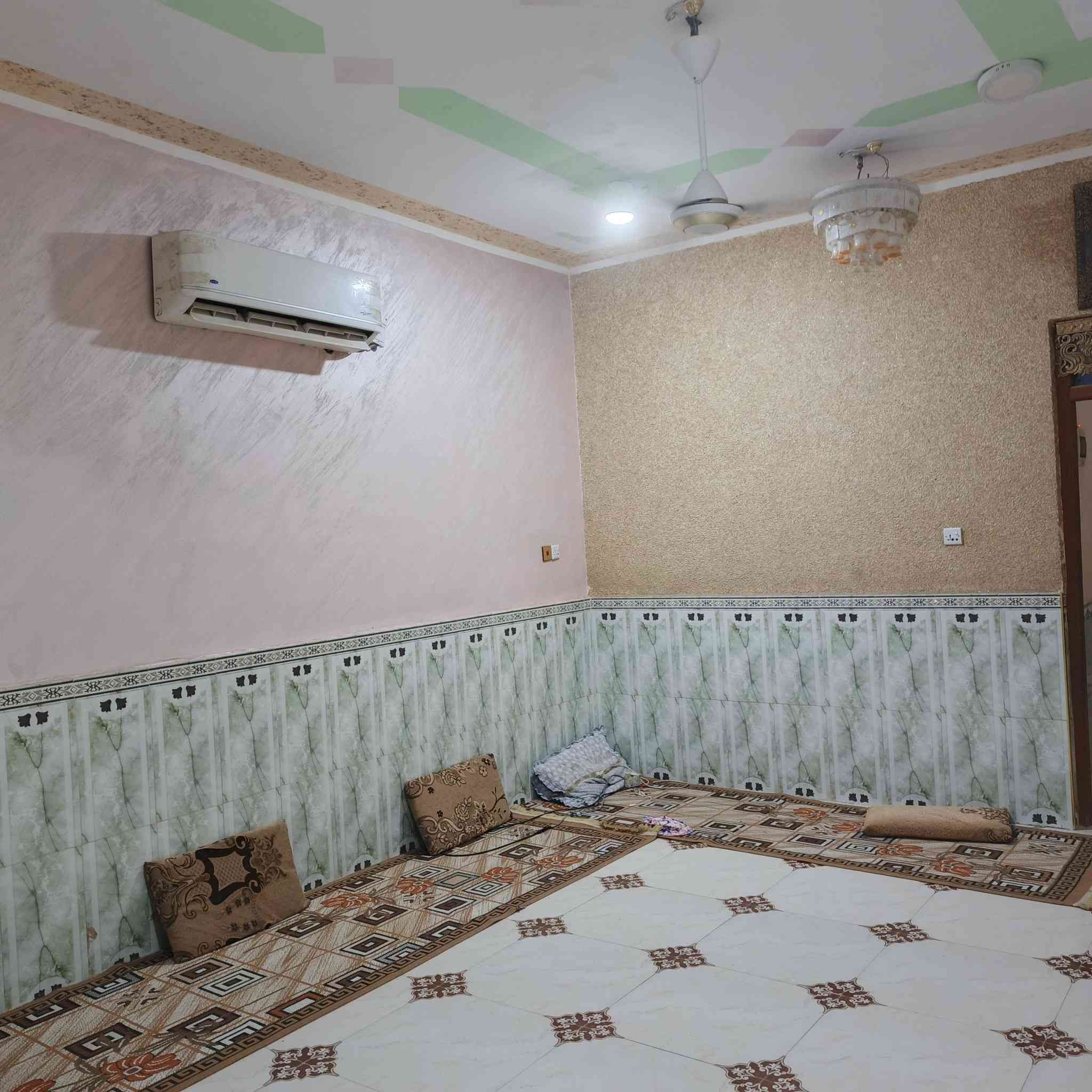 بيت للبيع مساحه 200متر يحتوي ع غرف 2 وهول وصاله ديوانية مطبخ صحيات داخليه خارجية وصاله مكان ناصرية حي
 اريدو قرب مجمع الكفيل الاستفسار ***********الستفسار خاص
