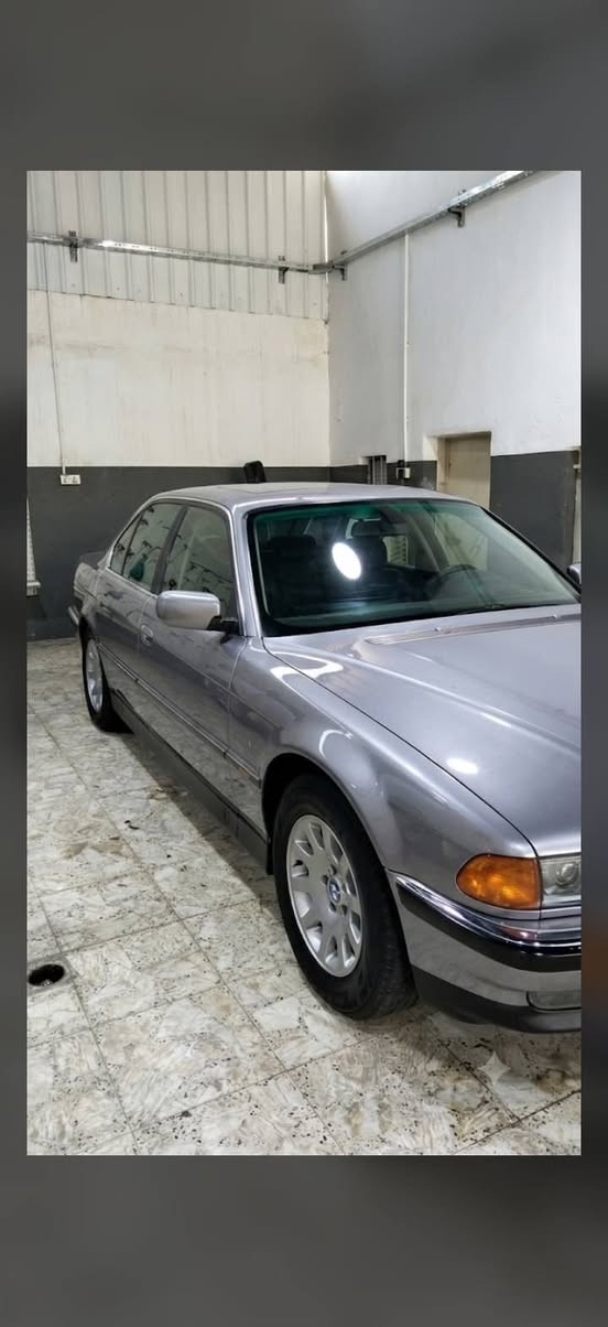 السلام عليكم للبيع بي ام دبليو 740 v8 سيارة جديدة جدا جدا مكفولة من الضربة و البارد بيهة صبغ للجمالية فقط السعر 150 بالرقم ***********
