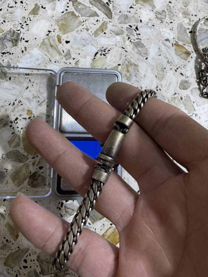 السلام عليكم ،
110 غرام 
ابيع 3 اساور وزنجيل ما ابيع كسر الغرام على 4 الاف 
بغداد / الامين الثانيه ***********
