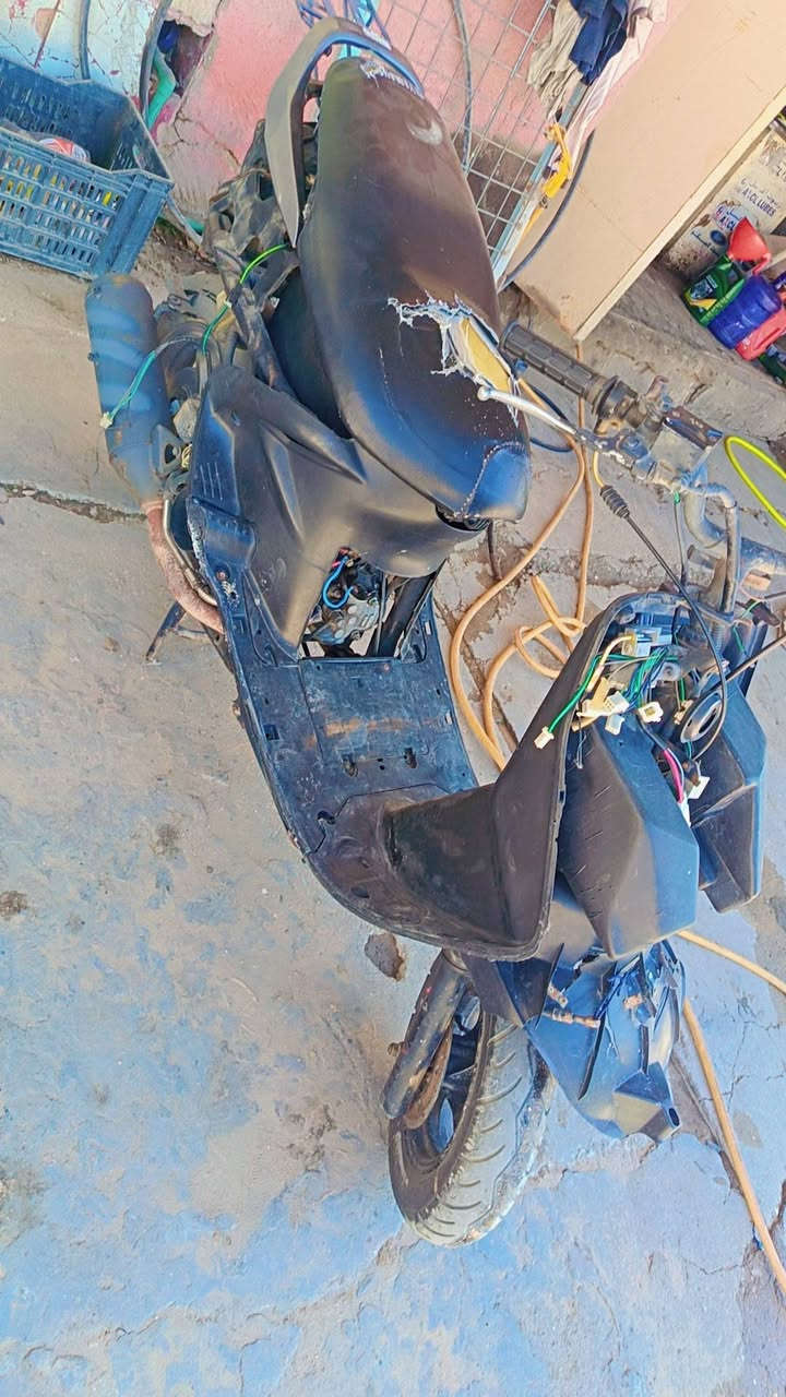 سلام عليكم للبيع دراجه فراشه مامفتوحه بس بيهه خيط بخار شلعه ومعدل فحل دسك نقص كفرات نكره سلف بك لايت موجود سواد عداد موجود عداد موجود لايت موجود مكان الدراجه نجف السعر 250 وبيه مجال 
واذا اكو مراوس بفراشه نضيفه اراوس وطي فرق


**إذا كنت صاحب هذا الإعلان وتريد حذفه لأي سبب، رجاءا أرسل رسالة إلى الدعم الفني**