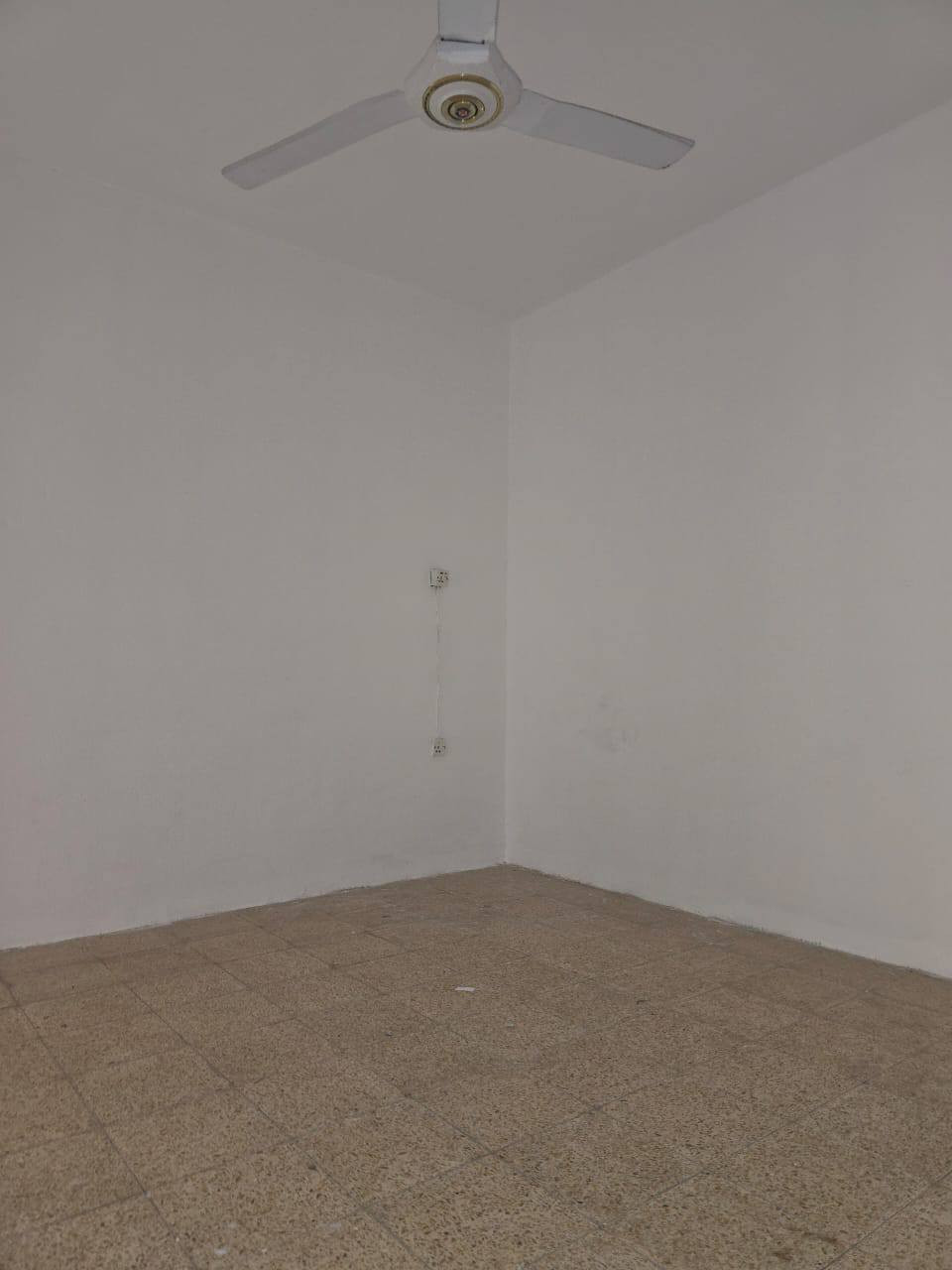 شقه للايجار في حي الرفاق قرب الروضه المحمدية طابق ثاني نضيفه حيل 2نوم واستقبال ومطبخ  وحمام وكراج وسطح راجع إلى مكتب الفاتح الجديد للعقار ***********/***********
