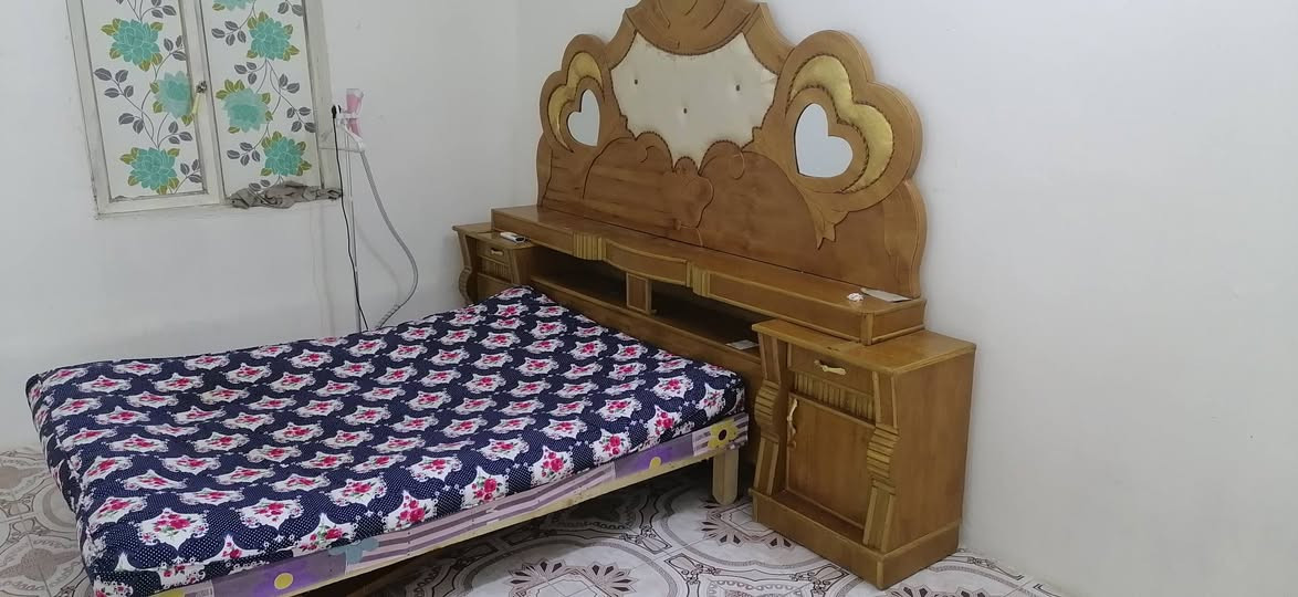 للبيع تاج والجربايه فقط نضيفات جدا سعر 150 وبي مجال بسيط ***********
