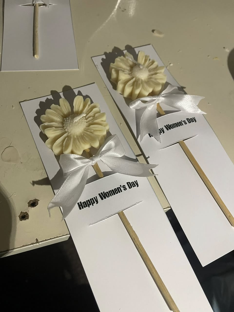 احتفلي بيوم المرأة العالمي بتوزيعات شمع فريدة من نوعها. صممنا لكِ "زهرة الربيع" لتكون رمزاً للعطاء، الرقة، والقوة التي تحملينها.
• تصميم يدوي: صُنع بكل حب وتفانٍ.
• لمسة عطرية: رائحة هادئة

#يوم_المرأة_العالمي #توزيعات_يوم_المرأة #هدايا_شمع #تصميم_خاص #

لا تفوتي فرصة اقتناء هدية تميزكِ في هذا اليوم. اطلبي الآن قبل نفاذ الكمية! 🏃‍♀️💨


**إذا كنت صاحب هذا الإعلان وتريد حذفه لأي سبب، رجاءا أرسل رسالة إلى الدعم الفني**