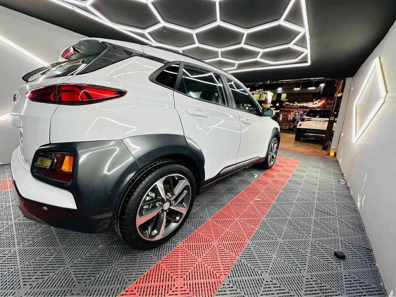 هوندا كونا (Kona)
السنة: 2021
Limited فول مواصفات
المحرك: 1.6 لتر تيربو 
كير أوتوماتيك 7 سرعات DCT (دبل كلتش)
دفع رباعي AWD 
كشنات جلد 
تدفئة للمقاعد الأمامية
مقعد السائق كهربائي
شاشة معلومات 10.25 إنش
Apple CarPlay + Android Auto
سماعات Infinity 
بصمة
مكيف أوتوماتيك
فتحة سقف 
كاميرا خلفية
نظام المحافظة على المسار
نظام التحذير من التصادم الأمامي
مراقبة النقطة العمياء
رقم اربيل الجديد
السياره ماشية 41 الف ميل جاهزه مابيها نقص 
رايدها ب 138 ورقه وبيها مجال بسيط
مكانها الغزالية
للاستفسار *********** بغداد, العراق
