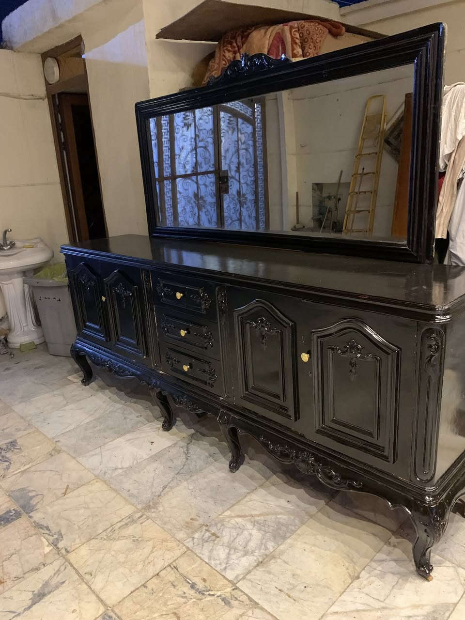 اترخص من مدير محترم فاترينه خشب صاج كله تحفير يدوي تفصال درجه اولى خشب 5 ملم ثكيله جدا اي ضرار مابيه سعر 170 +كنتور خمسه بيبان نضيف اي ضرار مابيه داخل وخارج صاج سعر 150 رقم هاتف *********** بغداد اتصال فقط عل رقم هاتف لن مكلفه بالنشر
